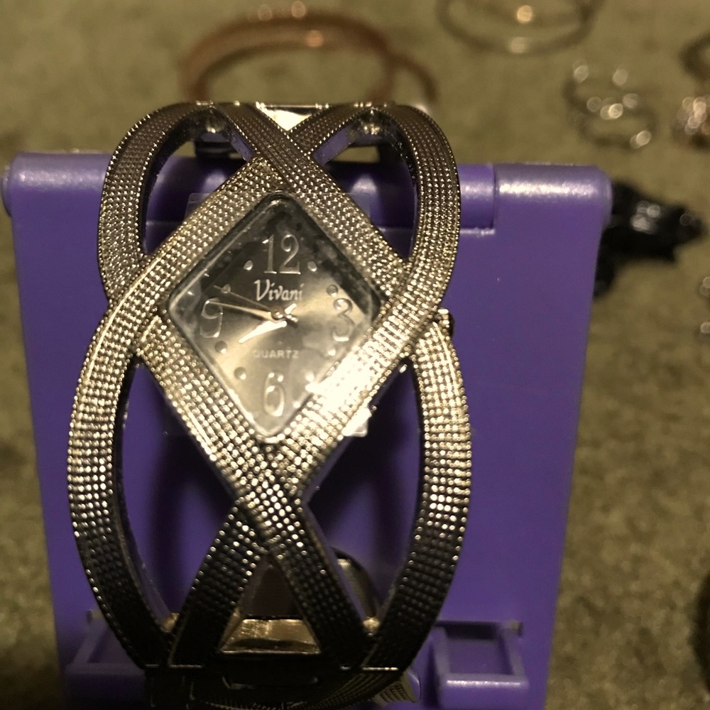 A fashion silver watch.